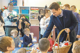 Trzaskowski obiecuje bezpłatne żłobki w Polsce. A w stolicy awantura o pensje w żłobkach. Opiekunki czują się poszkodowane...