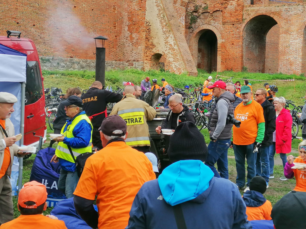 Pomarańczowi rowerzyści najechali zamek w Szymbarku