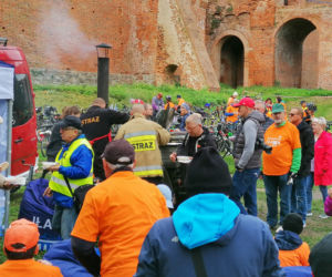 Pomarańczowi rowerzyści najechali zamek w Szymbarku