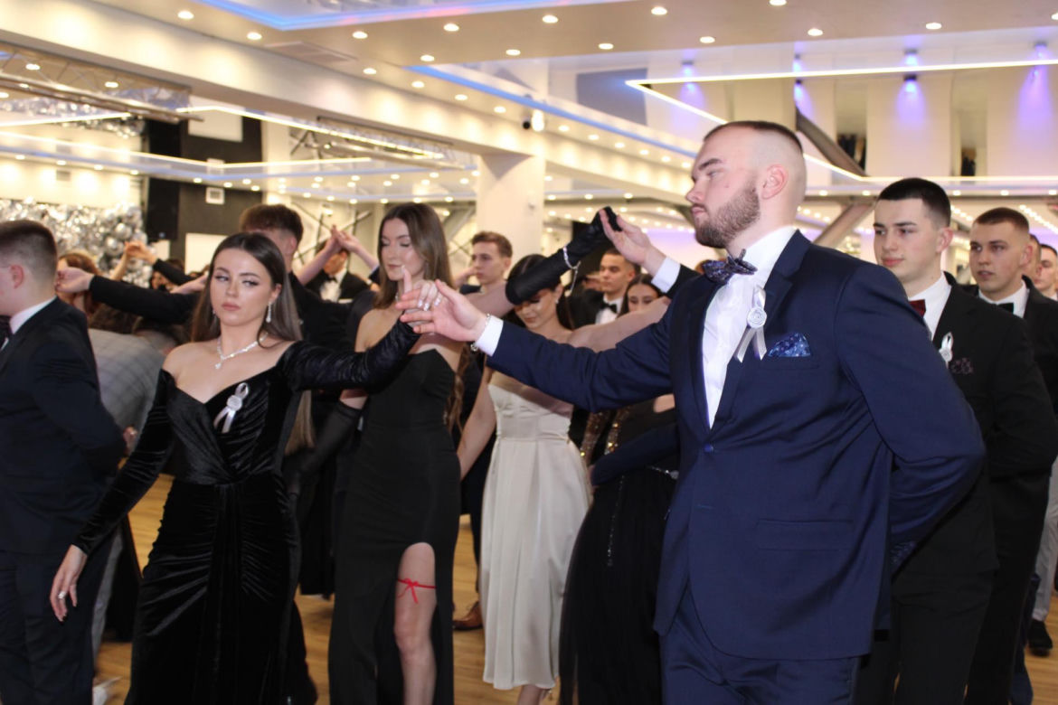 Bal studniówkowy 2024 II Liceum Ogólnokształcącego w Starachowicach