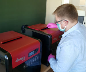 Plastikowe przyłbice powstają w Instytucie technicznym PWSZ
