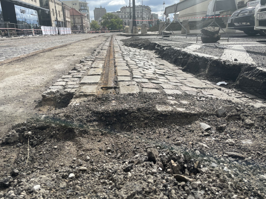 PRZEBUDOWA PLACU TRZECH KRZYŻY. DROGOWCY ODKOPALI ZABYTKOWY BRUK I TORY TRAMWAJOWE