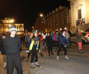 Nightskating. Warszawiacy przejechali stolicę na rolkach [Zdjęcia]