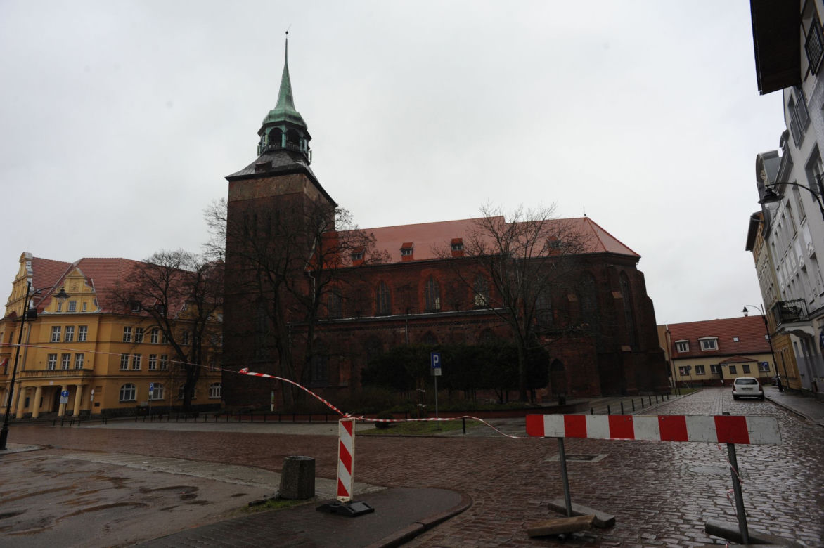 Przechyliła się iglica kościoła w Białogardzie