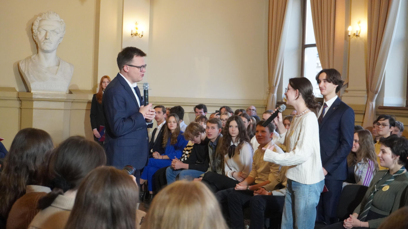 Marszałek Szymon Hołownia przeprowadził lekcję obywatelską w V LO w Krakowie