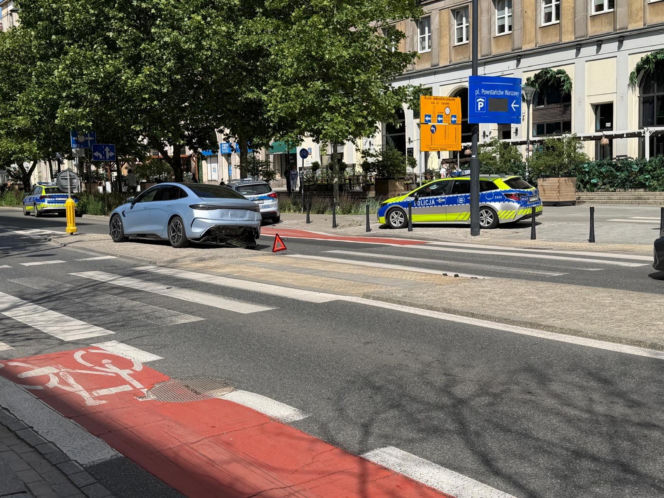 Radiowóz wjechał w elektryka. Niecodzienna kraksa w centrum Warszawy