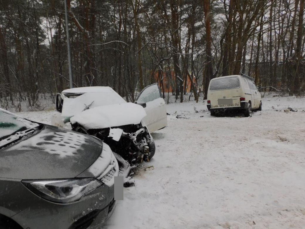 Roztrzaskana toyota, a w środku zakleszczeni pasażerowie! Zderzenie trzech samochodów w Józefowie