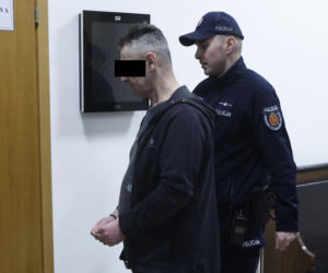 „Sztuczną szczękę wepchnięto jej do gardła”. Przerażające ustalenia. W mieszkaniu w Warszawie znaleziono cztery ciała