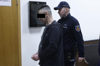 „Sztuczną szczękę wepchnięto jej do gardła”. Przerażające ustalenia. W mieszkaniu w Warszawie znaleziono cztery ciała