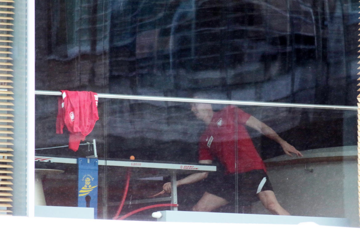 Robert Lewandowski gra w ping-pong