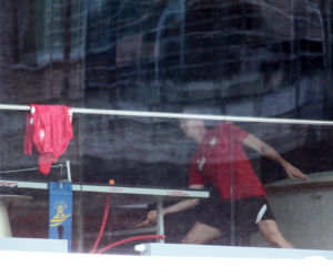 Robert Lewandowski gra w ping-pong