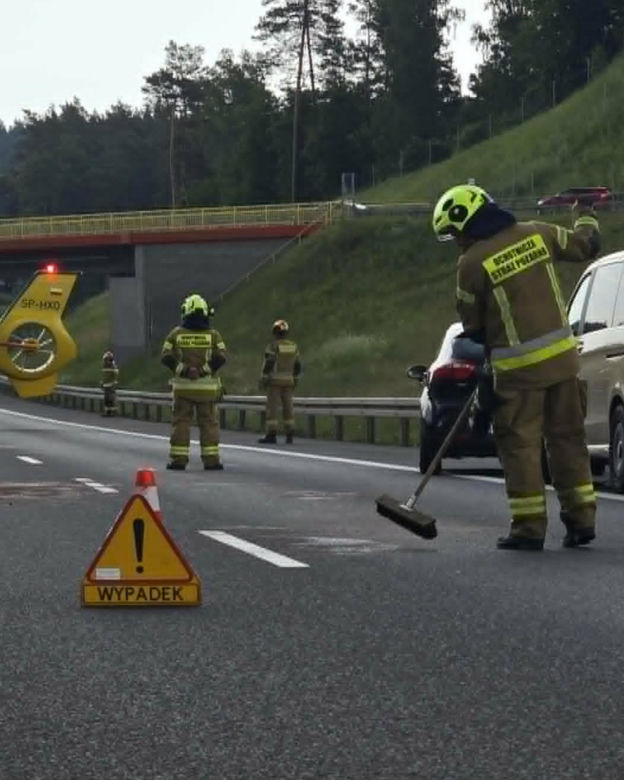 Zderzenie trzech aut na S7 pod Rychnowem. Na miejsce wezwano śmigłowiec LPR