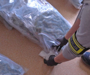 30 kilogramów narkotyków i trzech pseudokibiców w kajdankach. Spektakularna akcja policji