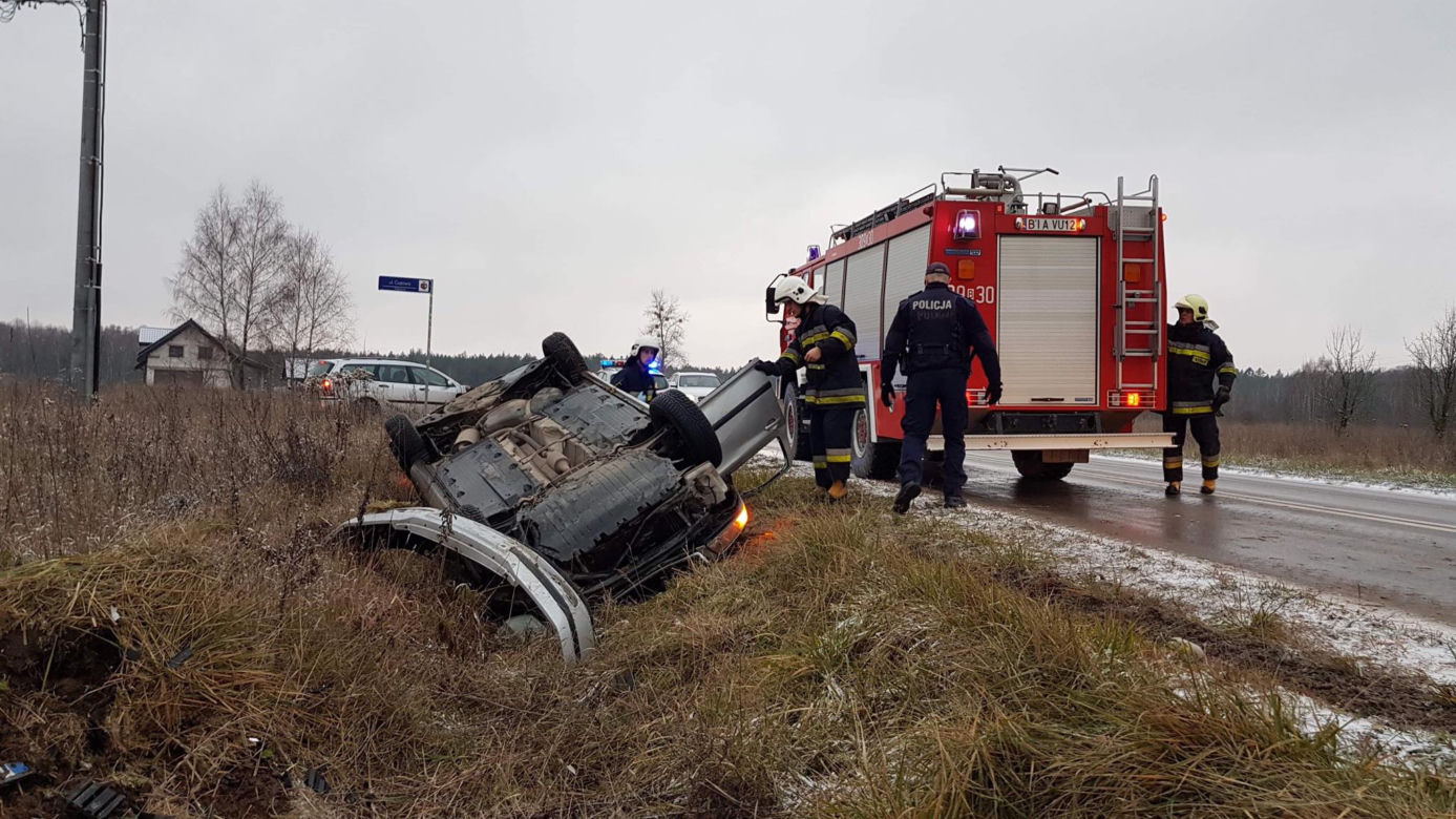 Klepacze. Dachowanie osobówki. W środku kobieta