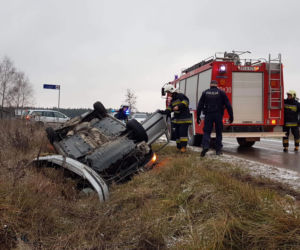 Klepacze. Dachowanie osobówki. W środku kobieta
