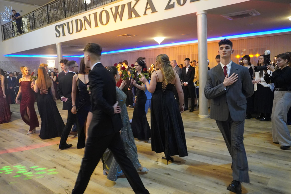 Dwa polonezy na studniówce bydgoskiej Handlówki. W jednym pomogli nauczyciele