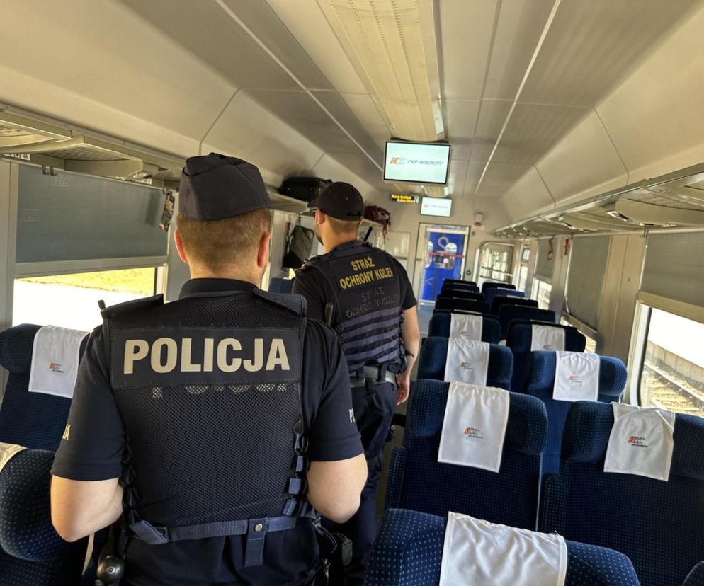 Policjant i funkcjonariusz SOK w wagonie PKP Intercity. O kradzieży w pociągu przeczytasz na SE Białystok.