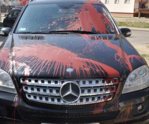 Oblał farbą mercedesa