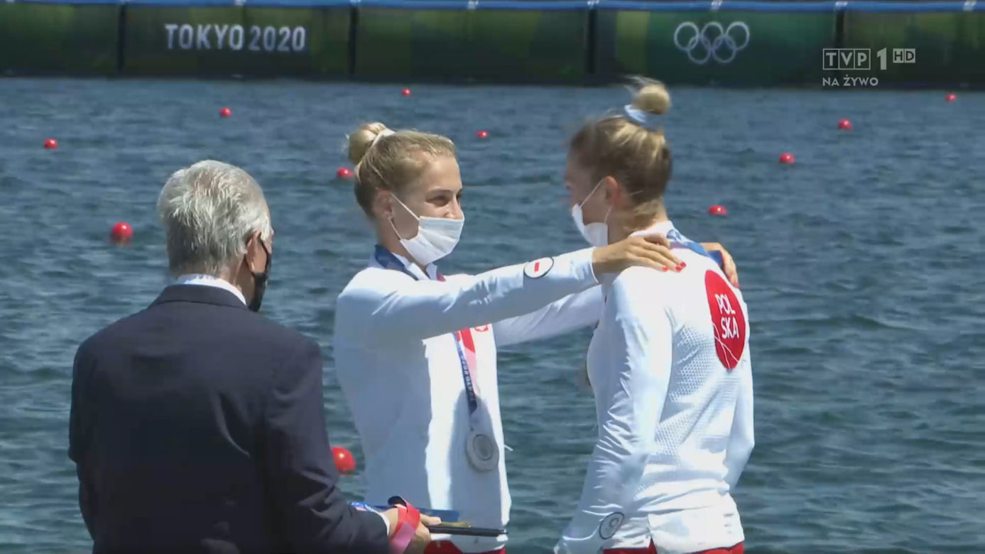 Karolina Naja i Anna Puławska z medalem