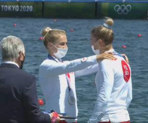 Karolina Naja i Anna Puławska z medalem