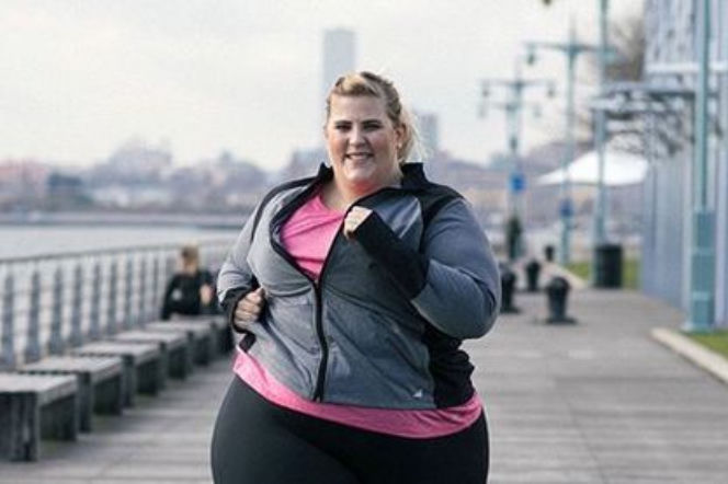 Modelka z nadwagą reklamuje odzież sportową. Internauci oburzeni