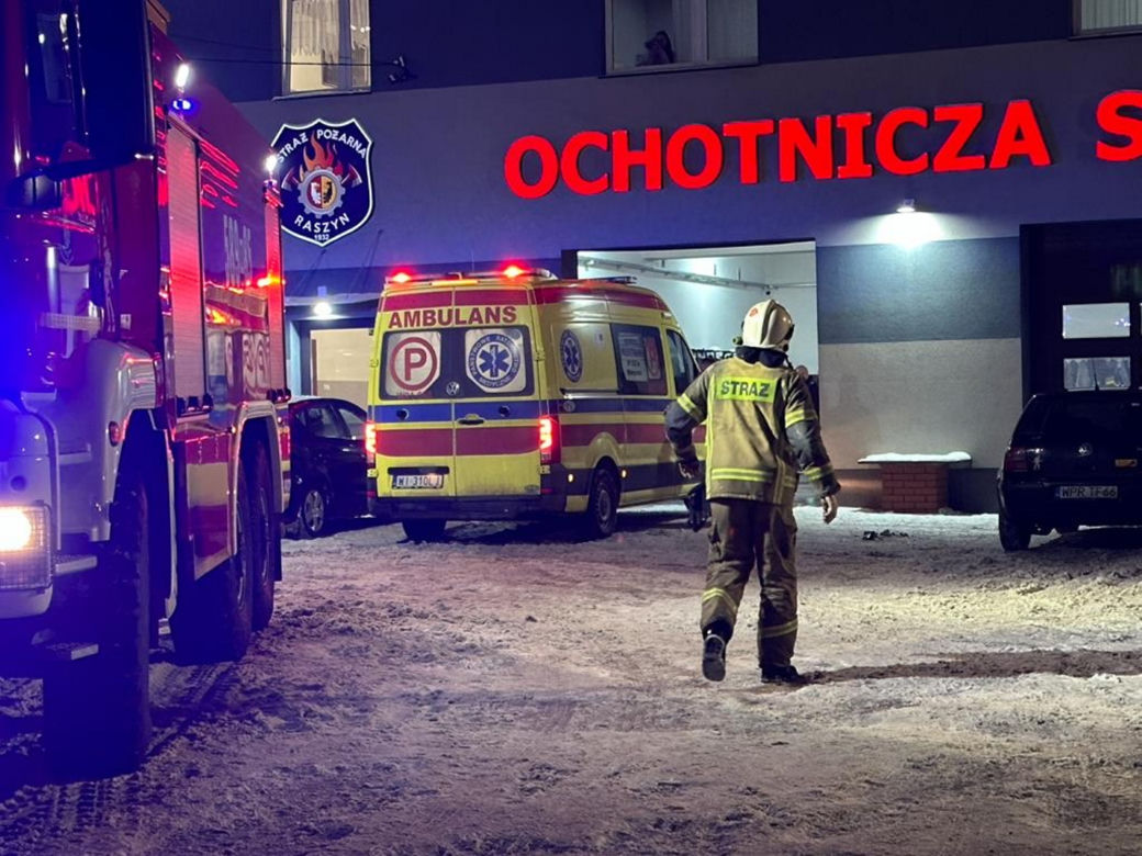 Pożar domu w Raszynie. Mała dziewczynka podtruta dymem, mężczyzna poparzony
