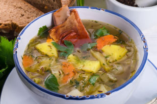 Zupa parzybroda – staropolska kapuściana klasyka. Nazwa rozbawia, ale smak zachwyca