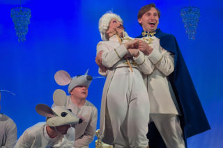 „Kopciuszek” w Teatrze im. Ludwika Solskiego w Tarnowie – muzyczna, pełna humoru baśń o sile marzeń i odwadze