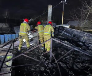 Duże straty po pożarze w Brennie niedaleko Leszna. Spłonął magazyn z częściami