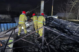 Duże straty po pożarze w Brennie niedaleko Leszna. Spłonął magazyn z częściami