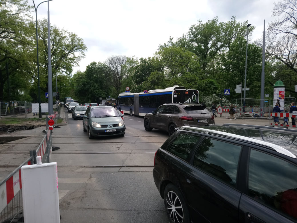"Apokalipsa" na Al. Trzech Wieszczów. Rozkopane ulice, horror na drogach