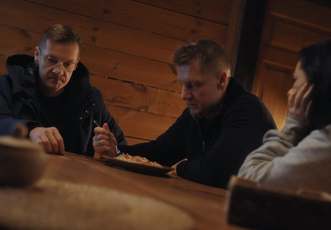 M jak miłość, odcinek 1918. Paweł (Rafał Mroczek), Piotrek (Marcin Mroczek), Kinga (Katarzyna Cichopek)