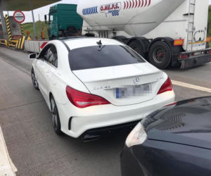 Szybki Mercedes-AMG odzyskany po pościgu. Auto skradziono w Łebie