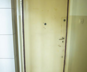 Śmieci, smród i strach na Gocławiu. Sąsiad zbieracz terroryzuje mieszkańców. On potrzebuje pomocy