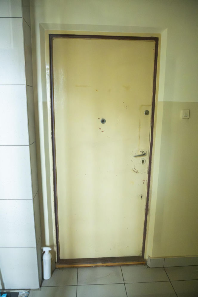 Śmieci, smród i strach na Gocławiu. Sąsiad zbieracz terroryzuje mieszkańców. "On potrzebuje pomocy"