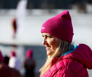 Różowe morsowanie idealne na pomaganie. Trzy Stawy opanowali amatorzy zimnych kąpieli