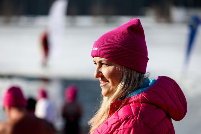 Różowe morsowanie idealne na pomaganie. Trzy Stawy opanowali amatorzy zimnych kąpieli