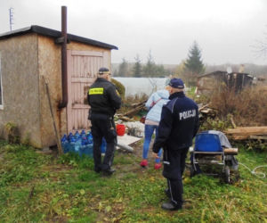 Mrozy dają się bezdomnym najbardziej we znaki. Policja ruszła im z pomocą