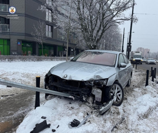 Totalna demolka na Woli. Po kolizji wjechał mercedesem do sklepu