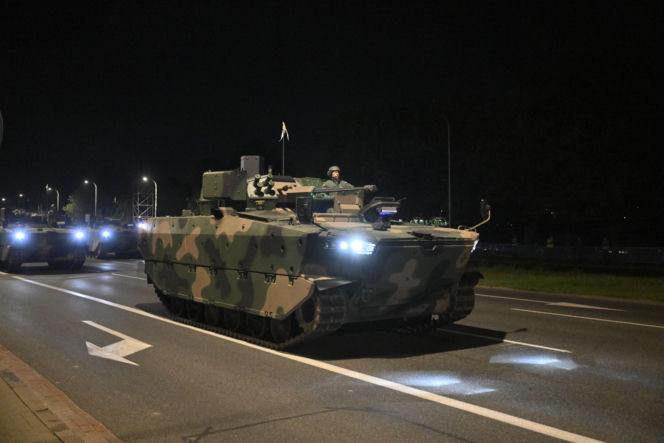 Nocna próba defilady wojskowej w Warszawie