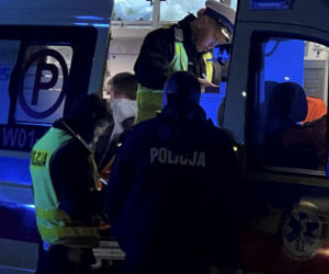 Zwiewał peugeotem przez pół miasta. Policjanci ranni