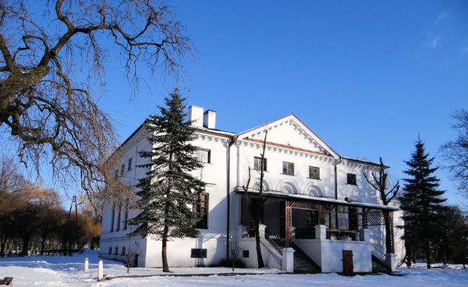 To jedno z najmniejszych miast w województwie łódzkim. Mieszka w nim mniej osób niż na wsiach