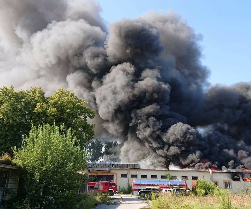 Koniecpol: OGROMNY pożar w fabryce! Gęsty dym widać z dużej odległości