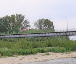 Most w Ostrowie - mieszkańcy łamią zakaz i przekraczają przeprawę