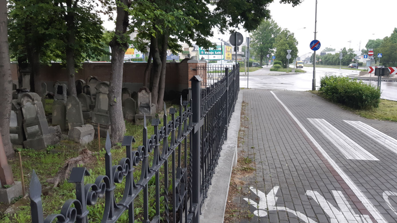 Kirkut pomalowany przez pseudo graficiarzy