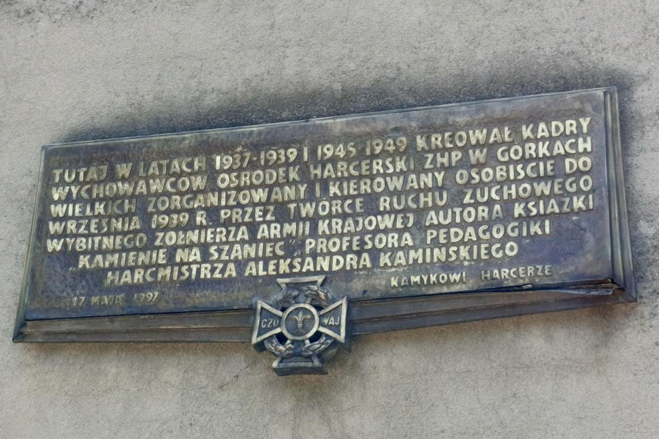 Historia „Kamieni na szaniec” żyje, ale ośrodek, który stworzył autor tej książki, popada w coraz większą ruinę.