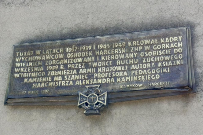 Historia „Kamieni na szaniec” żyje, ale ośrodek, który stworzył autor tej książki, popada w coraz większą ruinę.