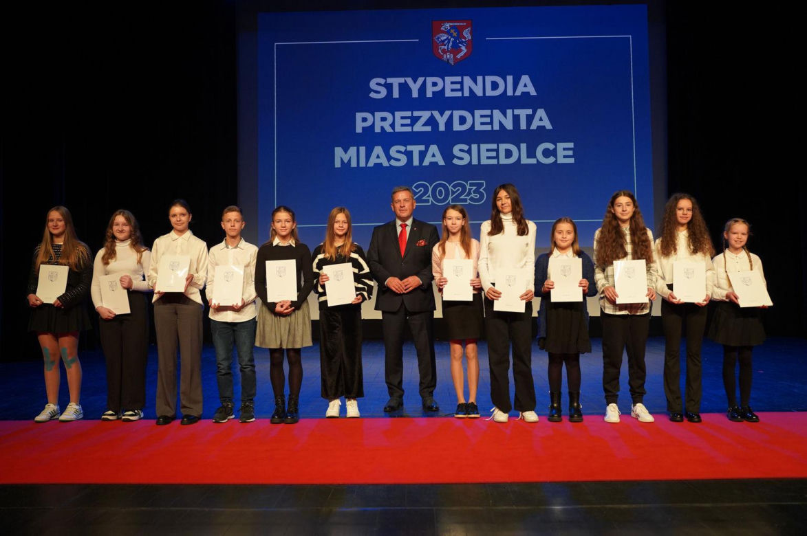 Stypendyści odebrali z rąk prezydenta Andrzeja Sitnika Listy Gratulacyjne