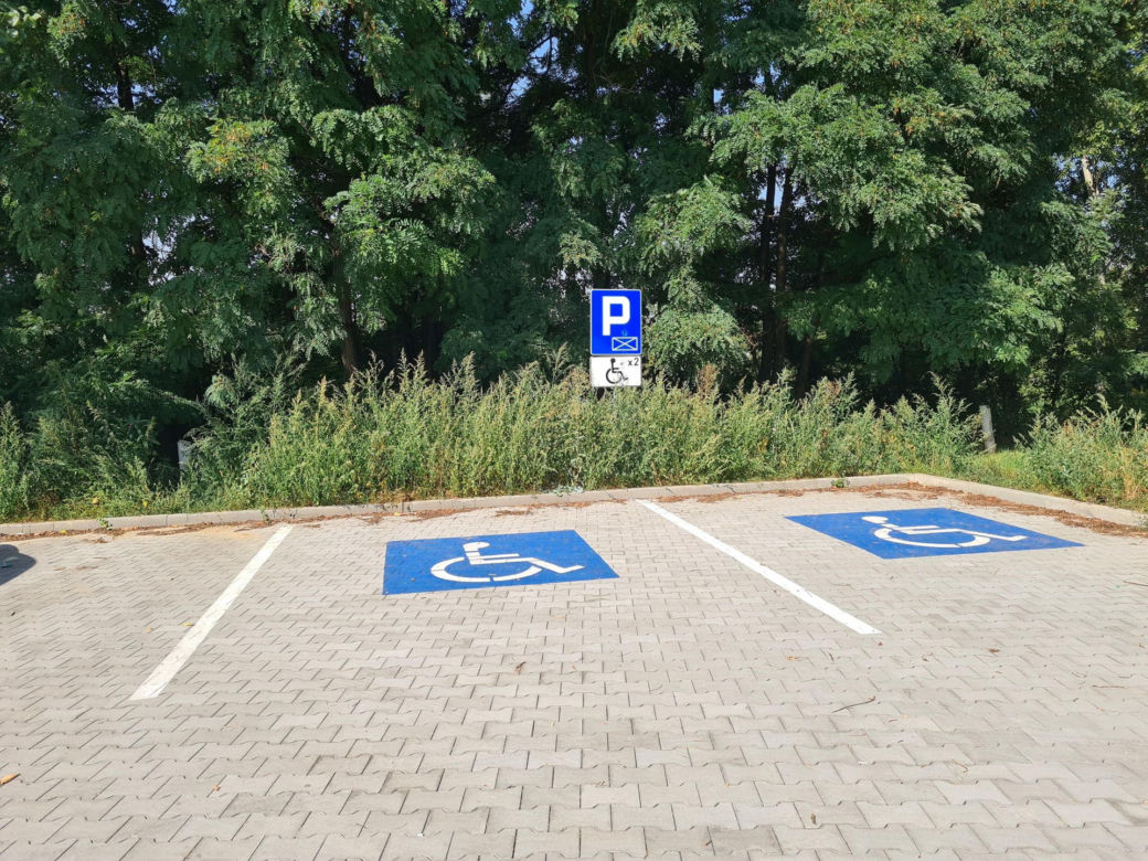 Parking dla niepełnosprawnych na samym końcu parkingu