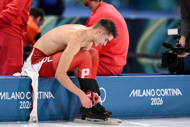 Panczenista Władimir Siemirunnij po biegu na 10 km, który dał mu srebrny medal olimpijski